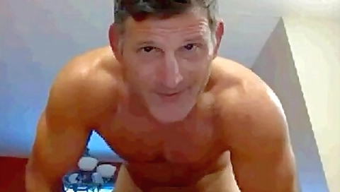 Father in the house has fun with his daughter's twat