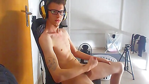 Big cock teen and a guy give a blowjob to each other