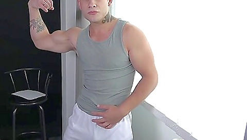 Flexing Hottie Looks So Goddamn Hot With Darrion Kautzer