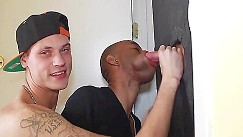 Black chick sucks and gets her pussy fucked deepthroat